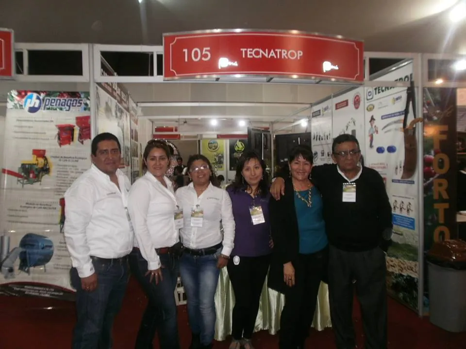 Equipo de Tecnatrop en su stand de feria