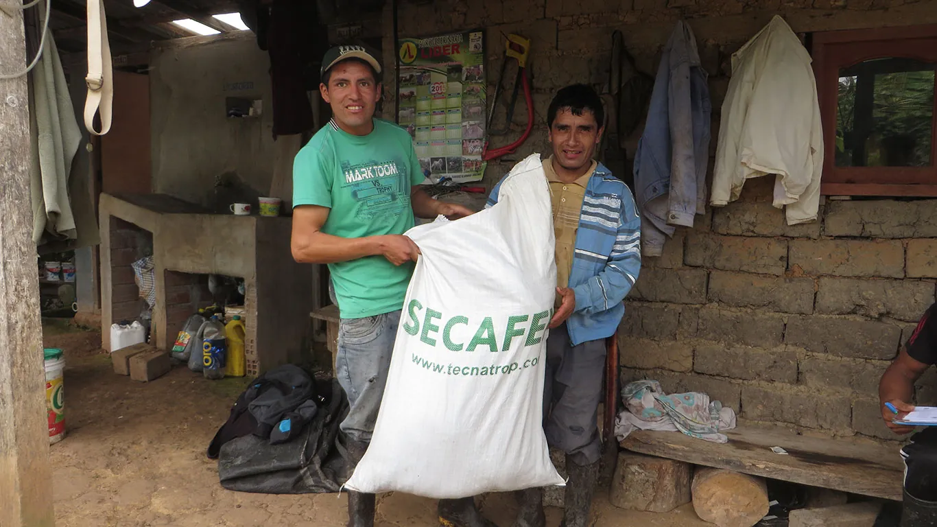 Productor de café orgánico con su manta SECAFEN